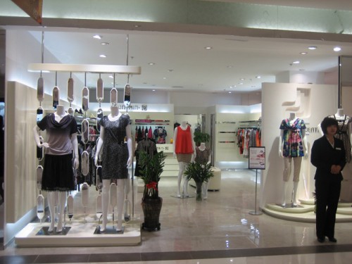 CONTAIN女装店铺展示