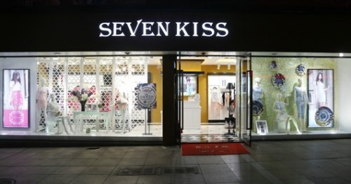 七吻女装店铺展示