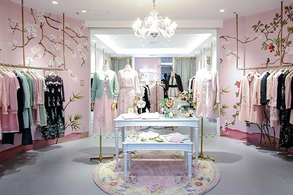 粉红玛琍女装店铺展示