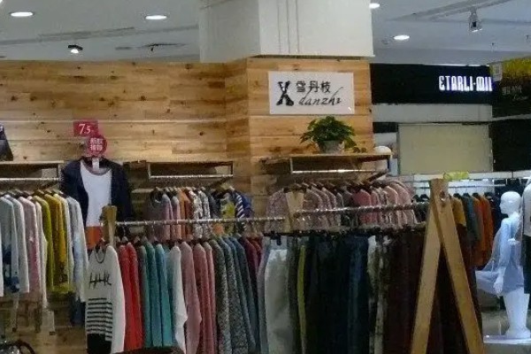 雪丹枝女装店铺展示