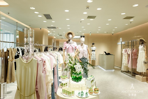ANOTHERONE女装店铺展示