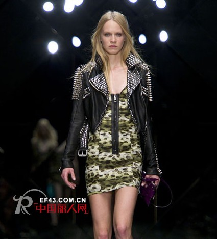 Burberry2011春夏女装 派对晚装搭配晚装手提包 精典优雅
