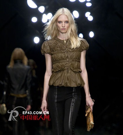 Burberry2011春夏女装 派对晚装搭配晚装手提包 精典优雅