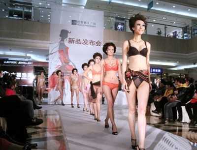 巴黎春天广场提前曝光2010春季新款内衣谍照