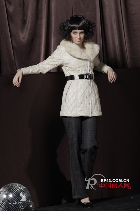 玲珑格格羽绒服 引领冬季的时尚风潮