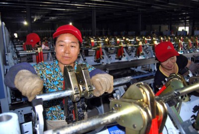 新疆沙雅技术人员安装纺织工程设备 (图)