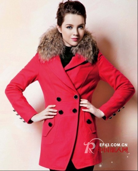 贝琪女装玫红色外套，打造多变秋冬