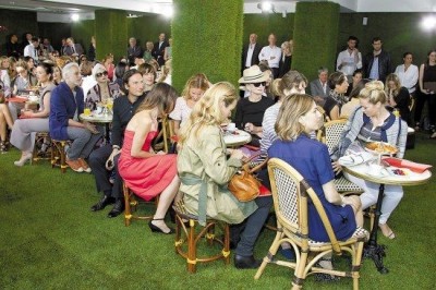 Louis Vuitton在纽约举办的早春秀，现场轻松热闹