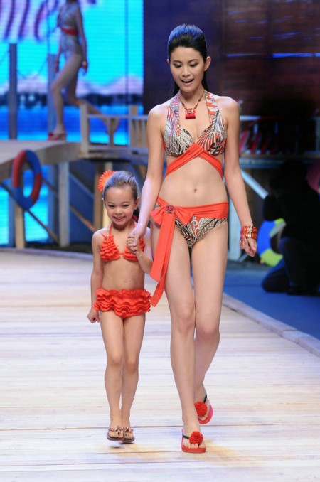 中国时装周上演华丽泳装秀 演绎唯美地中海风情