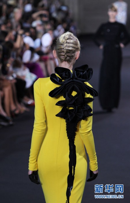 巴黎高级定制时装周：斯特凡·罗兰新品亮相