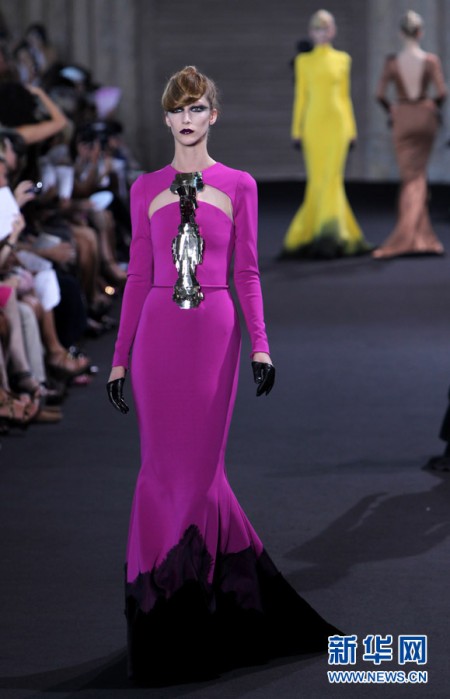 巴黎高级定制时装周：斯特凡·罗兰新品亮相