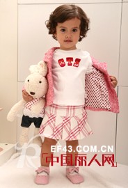 “cottonSHOP”童装简约而富于时尚感，精致典雅、充满艺术气质