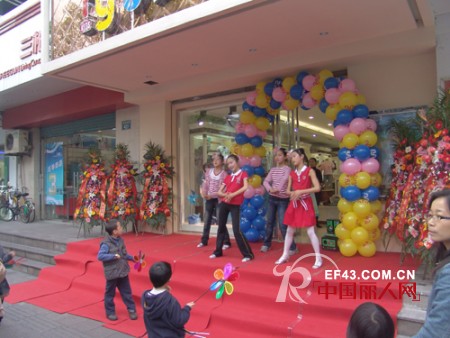 热烈庆祝红黄蓝童装品牌江西旗舰店盛大开业