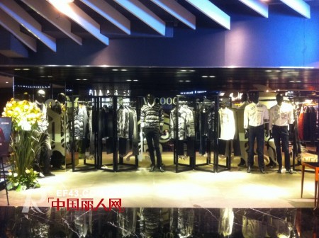 热烈祝贺时尚男装VFCOOO广州太古汇专柜隆重开业