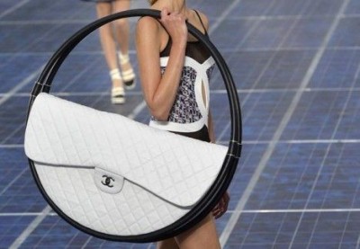 2013春夏巴黎时装周香奈儿带来呼啦圈造型单肩包