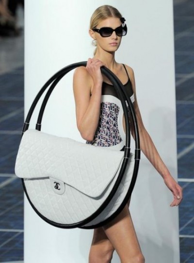 2013春夏巴黎时装周香奈儿带来呼啦圈造型单肩包