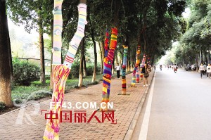 武汉纺织大学为树木穿毛衣