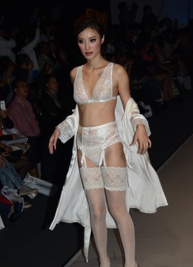 上海国际时尚内衣展 数百位超模展性感身姿