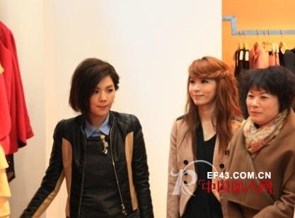 Hebe与Ella现身北京CHIC2012 助阵 FEXATA女装展馆