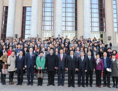 中国纺织工业联合会会长王天凯（前左六），工信部消费品司副司长王伟（前左七），中国纺织工业联合会会长助理、中国针织工业协会会长杨世滨（前左四），江苏省纺织工业协会会长谢明（前左五）