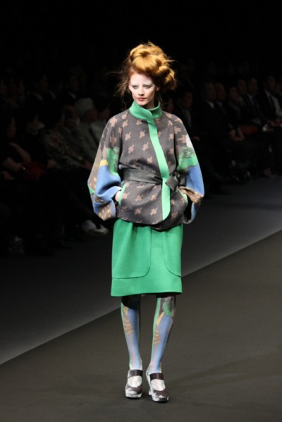 在本届的东京时装周上，日本极具代表性的服装品牌HIROKO KOSHINO发布了它的2012/13秋冬女装新品。HIROKO KOSHINO本系列的新品女装带给我们十分强烈的对比。