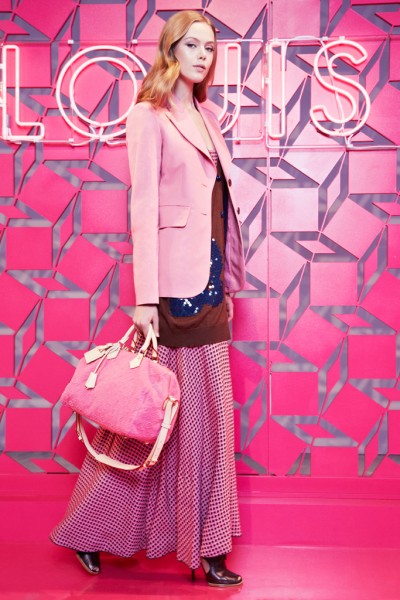 近日，Louis Vuitton （路易威登）发布了它的2013年早春度假系列。本系列的新品女装，路易威登的女装设计师 Julie de Libran 以小型时装秀的形式呈现本季早春度假系列，模特们优雅地行走在具有粉色背景的T台上，让人们仿佛进入一个粉红国度，性感高贵。
