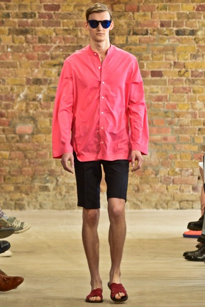 Patrick Grant在2013年春夏系列中为E Tautz塑造了英国探险家Wilfred Thesiger的形象。大摆度剪裁斗篷，配以出挑的紫红色，看起来像伊顿公学的那些老古董试图更新自己的衣橱。