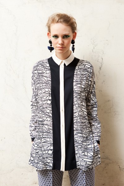 著名的服装品牌Antonio Marras 发布了它的2013度假系列新品。Antonio Marras的时装善于色调的搭配，充满印象派画家的感觉。蓝色、黑色和灰色，巧妙地搭配出唯美的效果。在面料上，丝绸、雪纺绸、针织品都有采用，质感而且飘逸。