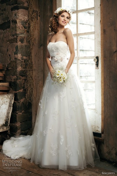 近日，著名的婚纱品牌Sincerity发布了2012春夏系列的新款婚纱礼服系列。本系列的婚纱礼服设计典雅大方，设计简洁大方，让它从当今许多奢华繁杂的婚纱中脱颖而出，深受广大时尚爱美女性的喜爱。