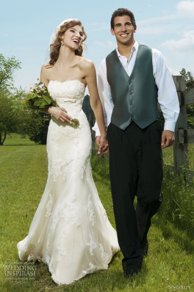 近日，著名的婚纱品牌Sincerity发布了2012春夏系列的新款婚纱礼服系列。本系列的婚纱礼服设计典雅大方，设计简洁大方，让它从当今许多奢华繁杂的婚纱中脱颖而出，深受广大时尚爱美女性的喜爱。