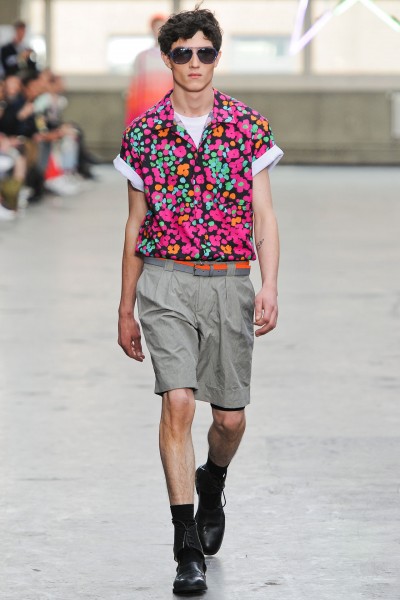 TopMan Design近日在伦敦时装周发布了其2013的春夏系列，打造出了一场疯狂的花样年华盛会，其两大主题为印花和运动。抽象的花朵图案，明亮而夺目的色彩，使得印花更加的饱满和夸张，并把这一元素大胆的运用到了衬衫、短裤、西装外套等单品之上，更为新颖的设计莫过于整体的印花套装图案，时髦感十足的搭配方式再加上从一而终的色彩印花贯穿其中，当真是一个吸引眼球的疯狂设计。