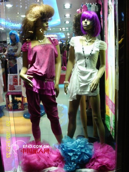 七吻女装第四代形象推广至南京一店、南京二店、南京三店