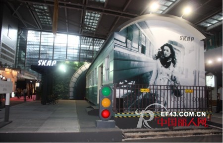 SKAP品牌以“火车”为展馆设计亮相2012深圳品牌服装展