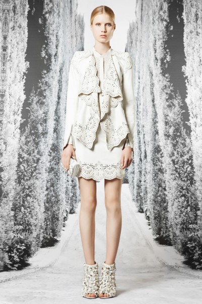Roberto Cavalli推出了它的2013早春度假系列新品女装。本系列的女装，设计师用类似于中国青花瓷的印花来为我们演绎女性的柔美与高贵。