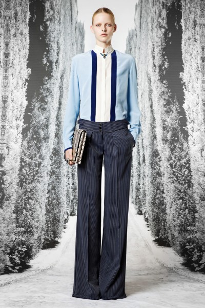 Roberto Cavalli推出了它的2013早春度假系列新品女装。本系列的女装，设计师用类似于中国青花瓷的印花来为我们演绎女性的柔美与高贵。