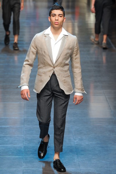 Dolce&Gabbana的设计师Domenico Dolce骨子里的西西里血统，一直以来也是Dolce&Gabbana品牌最具辨识度的专利。Dolce&Gabbana 2013春夏秀场上，只有偶尔出现的丝巾印花衬衫、大号的编织手提袋、层叠的亚麻薄纱装等单品，还在提醒着我们这是一场2013春夏米兰男装周上的时装秀。