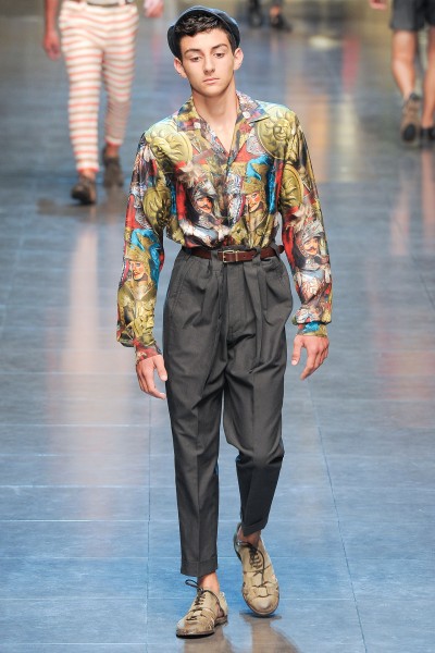 Dolce&Gabbana的设计师Domenico Dolce骨子里的西西里血统，一直以来也是Dolce&Gabbana品牌最具辨识度的专利。Dolce&Gabbana 2013春夏男装秀场上，只有偶尔出现的丝巾印花衬衫、大号的编织手提袋、层叠的亚麻薄纱装等单品，还在提醒着我们这是一场2013春夏米兰男装周上的时装秀。