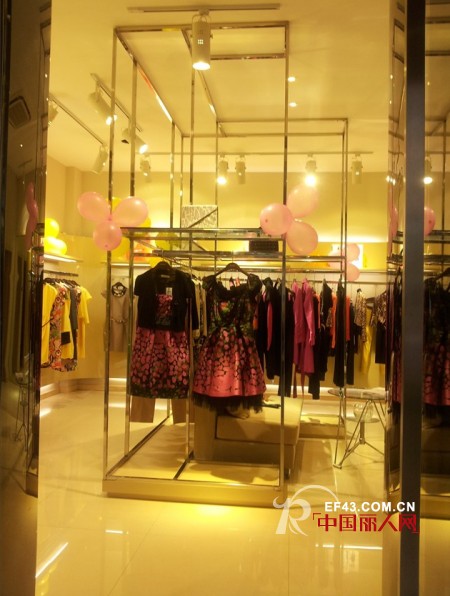 热烈庆祝深圳经典故事品牌女装丽江店隆重开业