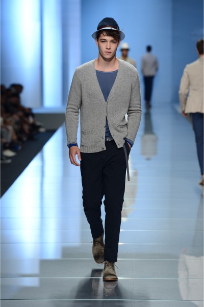 Ermanno Scervino: “2013春夏系列来自自然的辩证法，来自相反的概念，却互相超越，撕裂感的面料展示了一种全新的风格。” 