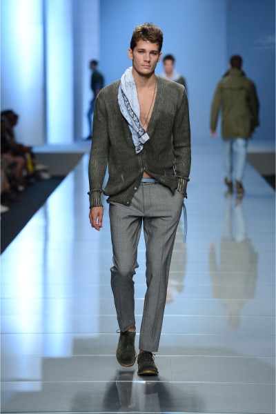 Ermanno Scervino: “2013春夏系列来自自然的辩证法，来自相反的概念，却互相超越，撕裂感的面料展示了一种全新的风格。” 