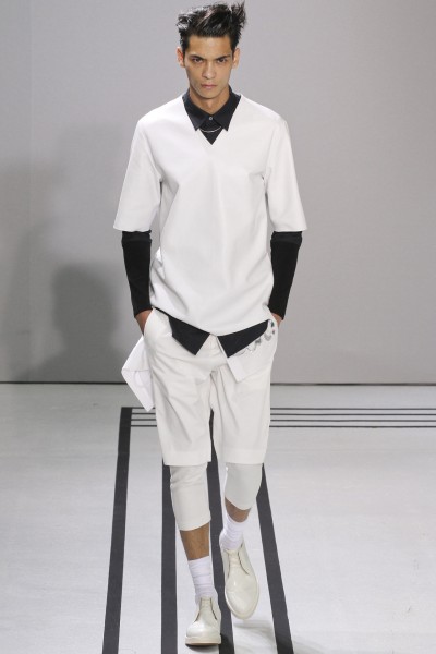 3.1 Phillip Lim S/S 2013具有日本武士道风格的夹克和巴西传统的图案结合在一起，真是天衣无缝，仿佛一个优雅的男士又兼并了阳刚之气！对于Phillip Lim拿手的剪裁和版型，这季2013春夏可以说是更出色，面料上也尝试了单宁、针织、皮革等多种元素的混搭