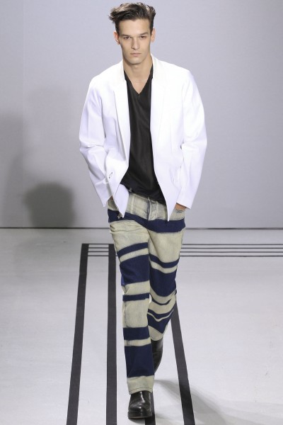 3.1 Phillip Lim S/S 2013具有日本武士道风格的夹克和巴西传统的图案结合在一起，真是天衣无缝，仿佛一个优雅的男士又兼并了阳刚之气！对于Phillip Lim拿手的剪裁和版型，这季2013春夏男装可以说是更出色，面料上也尝试了单宁、针织、皮革等多种元素的混搭