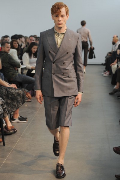 在刚发布的Junya Watanabe 2013春夏男装系列里，渡边淳弥为大家带来了一系列灰色叠领外套、西装、印花衬衫等单品，完全满足了观众对渡边的期待!