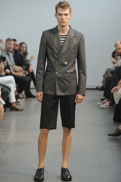 在刚发布的Junya Watanabe 2013春夏男装系列里，渡边淳弥为大家带来了一系列灰色叠领外套、西装、印花衬衫等单品，完全满足了观众对渡边的期待!