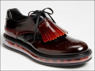 普拉达(Prada)品牌推出气垫皮鞋 空气灵感流动