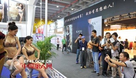 2012广州国际服装节 小妇人内衣展厅吸引大批男性观众