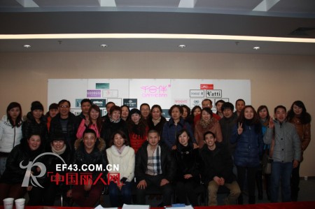 杭州千合伴服饰有限公司全体员工恭祝大家新年快乐，万事如意
