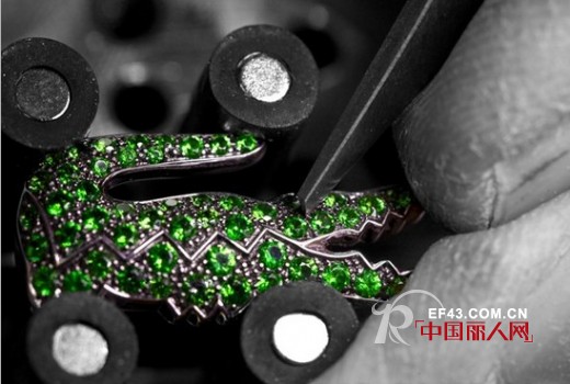 鳄鱼品牌成立80周年 联手宝诗龙打造鳄鱼胸针