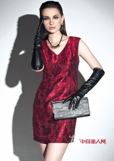 朵兰帝秋装新款酒红色连衣裙搭配  彰显神秘女性气质