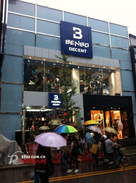 太原市中心BENBO两家旗舰店同日开业导致市中心围堵